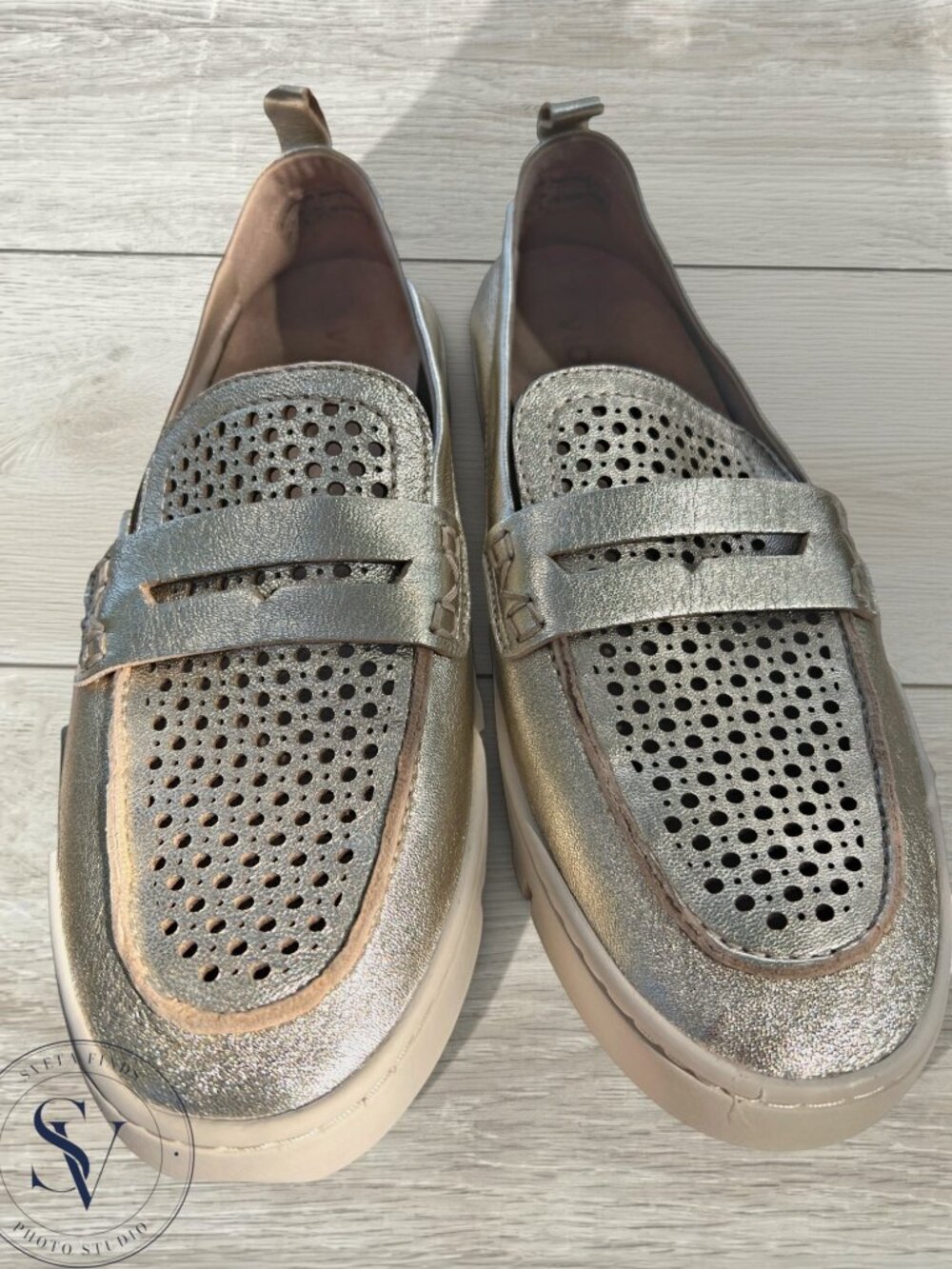 NWOB Vionic Uptown Perforated Gold Leather Packable Orthotic Travel Flats Size 8